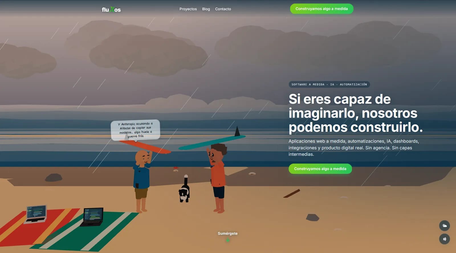 La escena de la playa de Fluxos con lluvia: cae agua sobre el mar y los dos fundadores se resguardan bajo las tablas de surf