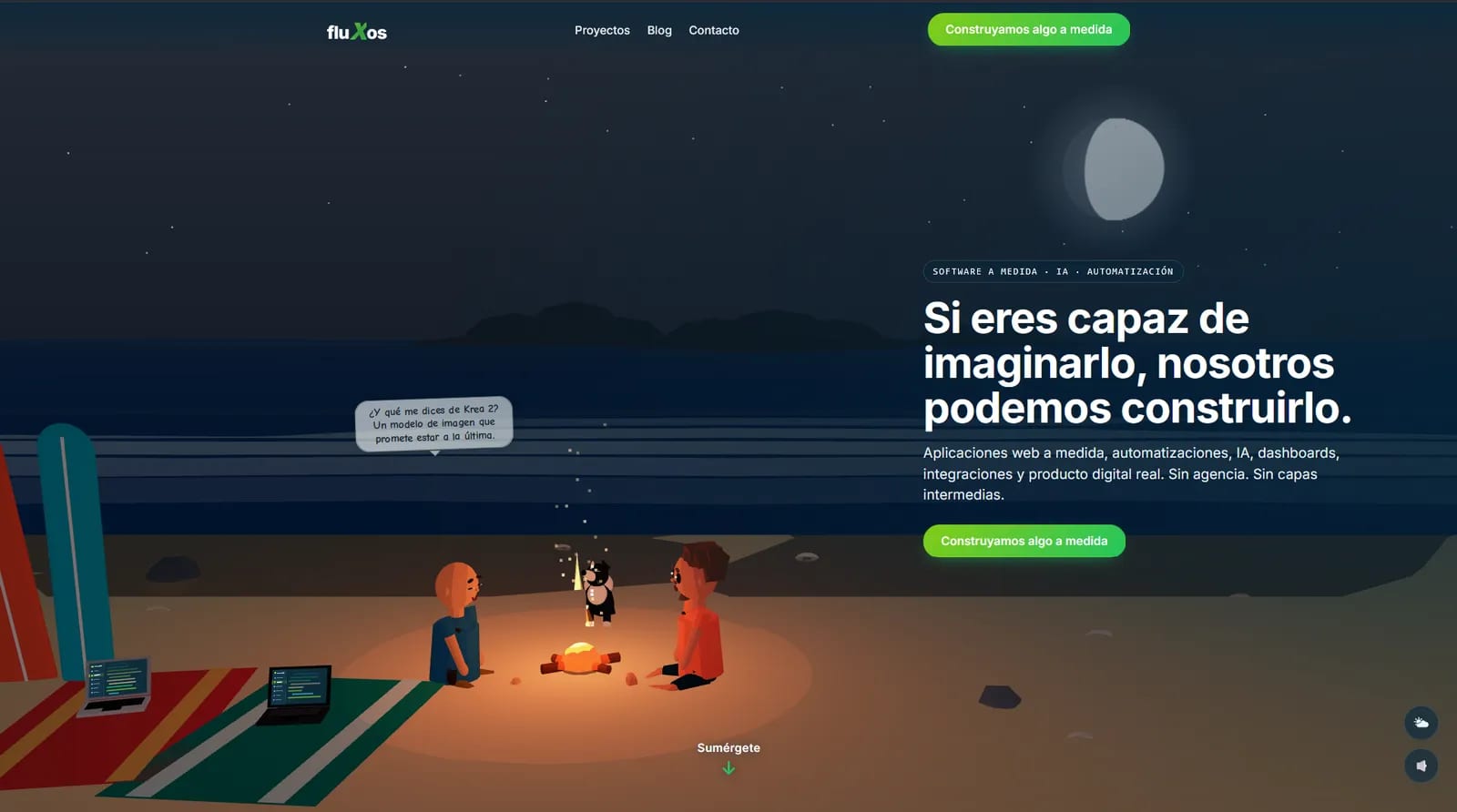 La playa de noche en la web de Fluxos: la luna con su fase real, las estrellas, la hoguera de los fundadores y las Islas Cíes recortadas en el horizonte